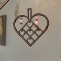 Dansk designet julehjerte i træ med små hjerter – juleornament