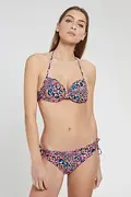 En kvinde står på en ensfarvet baggrund iført en farverig bikini med leopardprint, en top med halterneck og en underdel med bindebånd i siden. Hun har glat, lysebrunt hår og et neutralt udtryk.