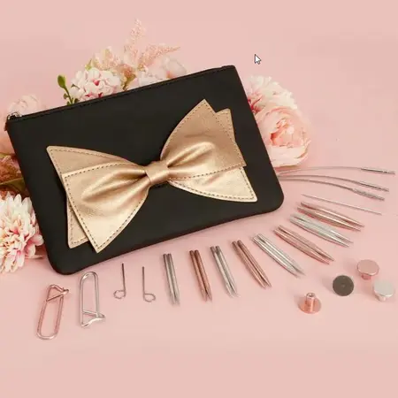 KnitPro Mini Bouquet rundpindesæt – elegant sort taske med rosagolden sløjfe og udskiftelige rundpinde i sølv og rosagold.