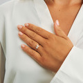 14-carat gold ‘Céleste’ ring on a model’s finger