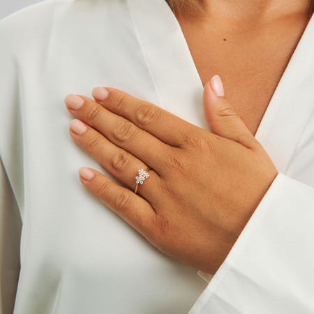 14 karat guld ring "Céleste" på model