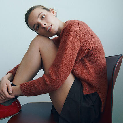 model ifoert roed udgave af helga isagers strikkede sweater otti sweater