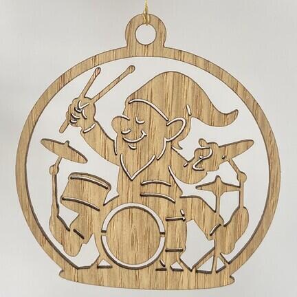 Julepynt i træ med trommespillende nisse i eg med fine laserskårne detaljer