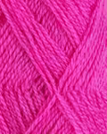 close up af garnet finull fra Rauma i farven skarp rosa 4686