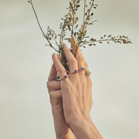 Four Seasons Winter Petite ring i 14 karat guld på model