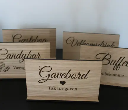 Skiltesæt i træ til konfirmation eller bryllup - skilte i træ der passer sammen til festen