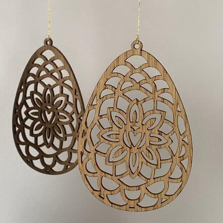 Påskeæg ornament i træ med blomstermønster – laserskåret påskepynt
