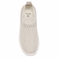 Hvid slip-on sneaker med skinnende detaljer og komfortabel sål på hvid baggrund