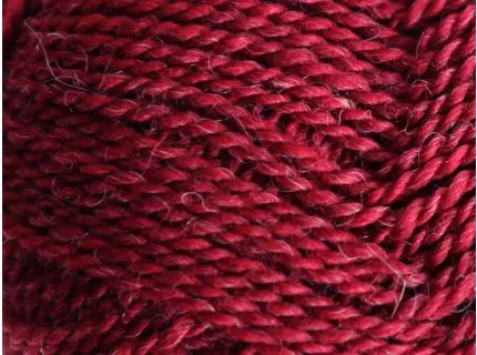 Close up af Garnnøgle Marshdale fra Filcolana i farven Christmas red 225