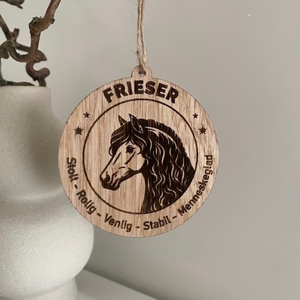 Frieser – ornament med hesterace i træ | By Sandager