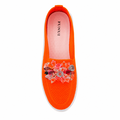 Orange damesko med blomsterdetalje og hvid komfortsål