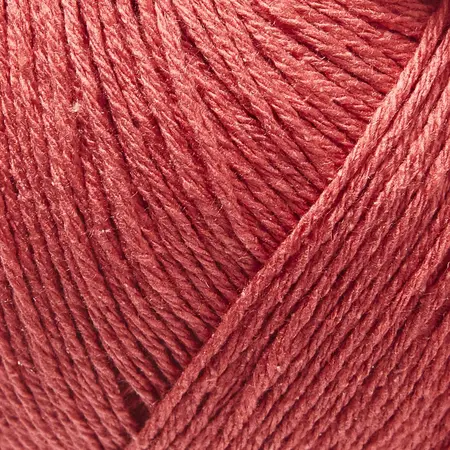 Close up af garnnøgle pure silk fra Knitting for Olive i farven vandmelon