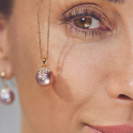 Medina iført CHLOÉ vedhæng i 14 karat guld med 0,19 ct. brillanter W.SI og rosa kulturperle.