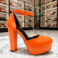 Orange plateau pumps til dame med høj blokhæl, lukket tå og ankelrem med spænde
