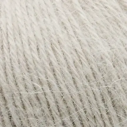 Close up af garnnoegle i angora fra mondial i farven creme 621