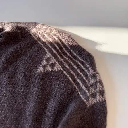 Nærbillede af skulderdetalje på Alice Sweater fra Odd Row i Isager garn med grafisk intarsiamønster