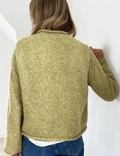 ryggen af model ifoert plaine cardigan light fra leknit lene holme samsøe strikket i isager soft fine