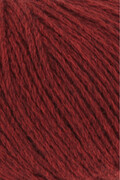 Nærbillede af Lang Yarns Yak garn i mørk rød meleret 61 – blødt og varmt