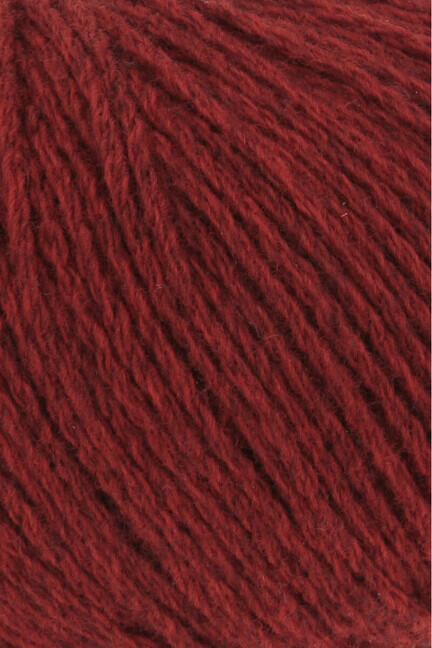 Nærbillede af Lang Yarns Yak garn i mørk rød meleret 61 – blødt og varmt