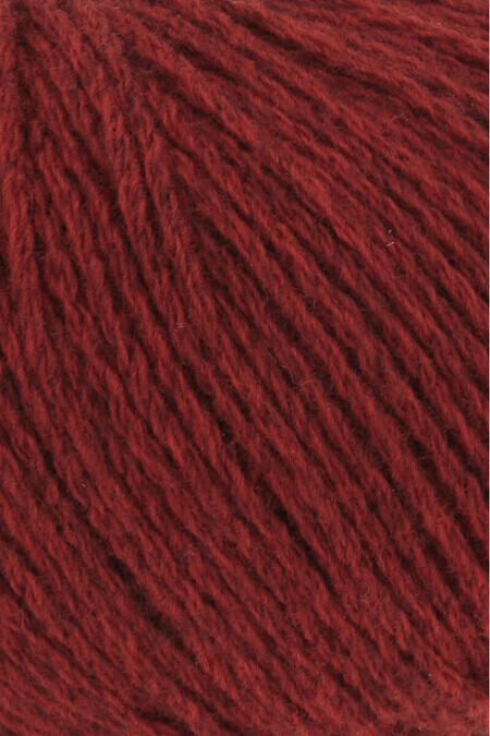 Nærbillede af Lang Yarns Yak garn i mørk rød meleret 61 – blødt og varmt