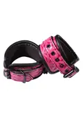 Pink og sorte justerbare håndledsmanchetter i vinyl og neopren til bondage og erotisk leg.
