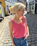 June Top Light – rosa sommertop stylet med denimnederdel, set forfra
