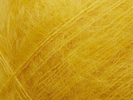 close up af garnoegle tilia fra filcolana i farve 211 banana
