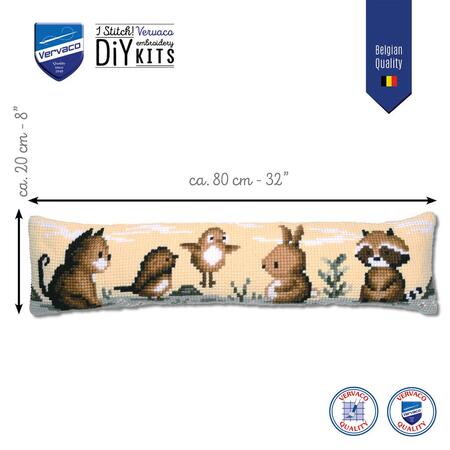 Vervaco DIY korsstingskit – Animals trækstopper, ca. 80 x 20 cm, broderet med små dyr på lys baggrund.