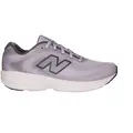 New Balance 411 lilla sneaker med lys sål, mørkere logo-detaljer og snørelukning.