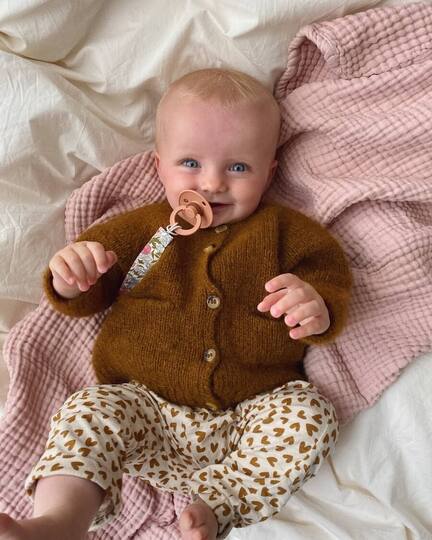 Baby iført Ellens Cardigan fra PetiteKnit strikket i Isager Alpaca 2 og Silk Mohair