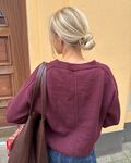 Scarlet Cardigan set bagfra – klassisk pasform med hævet maskelinje og smukke skuldre.
