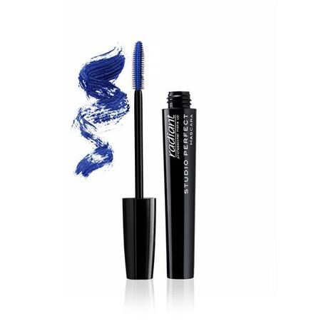 Studio Perfect mascara i blå med børste, ved siden af farvede strøg af mascara, der fremhæver dens evne til at skabe volumen og længde