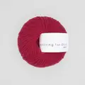 garnnoegle merino fra knitting for olive i farven hindbærrød