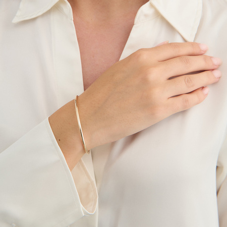 Bangle armring i 8 karat guld på model