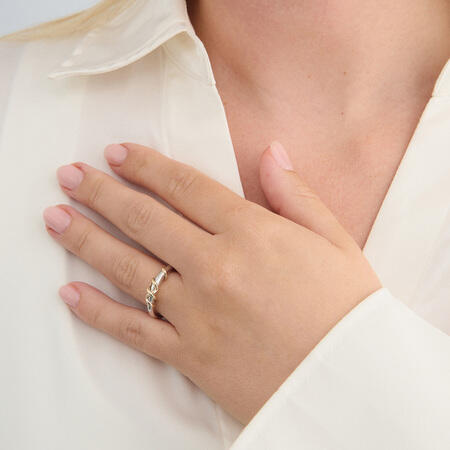 Ingrid ring i sterlingsølv med detaljer i 8 karat guld på model