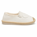 Hvid slip-on damesko med rå kant og bastdetaljer i sommerstil