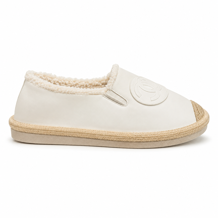 Hvid slip-on damesko med rå kant og bastdetaljer i sommerstil