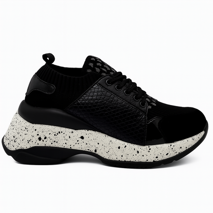 Oplev stil og komfort i én sko – chunky sneaker med slangemønster, strik og stænket sål. Perfekt til hverdagen med et råt udtryk.