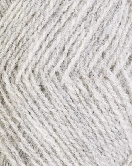 close up af garnet finull fra Rauma i farven lys graa meleret 403