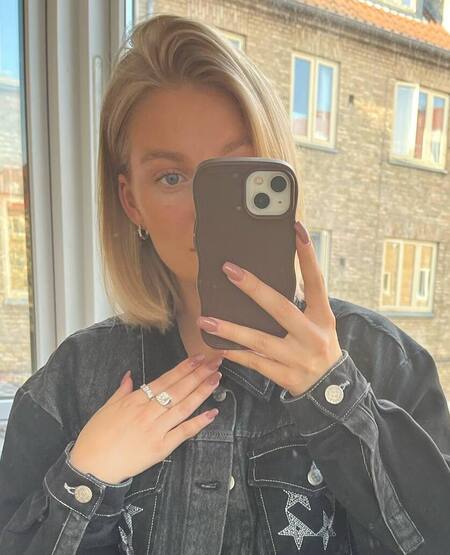 Cecilie wearing Urchin Elegance ring made of 925 pure sterling silver.