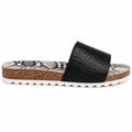 Sort slide sandal med slangeskindsmønster på hvid baggrund