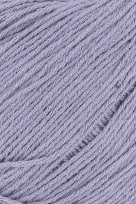 Close up af sommergarnet Sweet fra Lang Yarns i farven lavendel 46