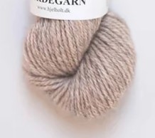 close up af Garnoegle fra hjelholt uldspinderi hyrdegarn farve 14 camel