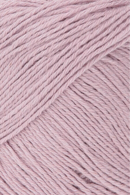 Close up af sommergarnet Sweet fra Lang Yarns i farven rosa
