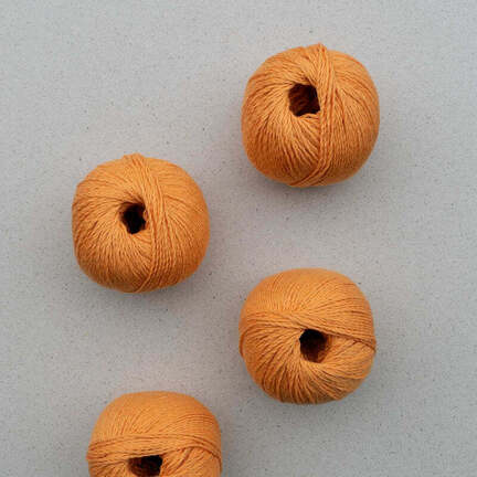 4 garnnoegler af market sole fra pascuali i farven gurkemeje