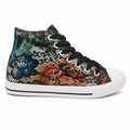 Farverig high top sneaker med mønster og hvid gummisål på hvid baggrund