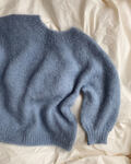 petiteknit novice sweater mohair edition ligger paa sengen