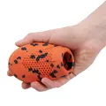 Non-stop Dogwear Dog Throw Toy vist i hånden så størrelsen kan vurderes