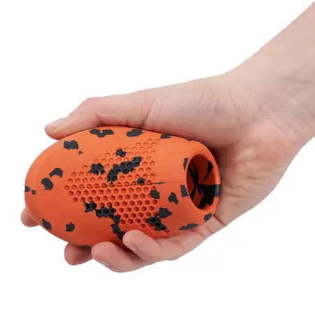 Non-stop Dogwear Dog Throw Toy vist i hånden så størrelsen kan vurderes
