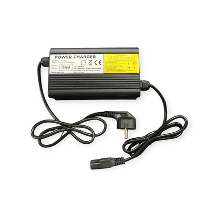 Vores Oplader 71,4V 5A er af høj kvalitet og nem at bruge. Den er designet til at beskytte dine lithium batteripakker mod overopladning og overophedning, hvilket forlænger levetiden på batteriet. Vælg vores pålidelige oplader for at sikre, at din kabinesc